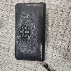 Wallet in very good condition brand tory burch